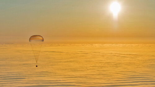 A-Soyuz-descent-module-returns-to-Earth.jpg