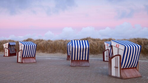 Beach-chairs-on-island-of-Borkum-Lower-Saxony.jpg