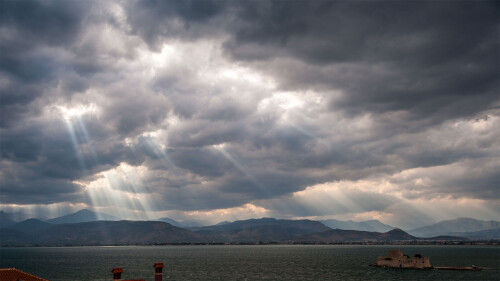 Crepuscular-rays-over-the-Saronic-Gulf-Greece.jpg