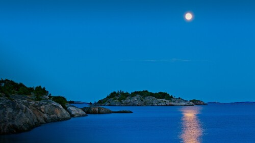 Full-moon-over-Baltic-Sea-Aland-Islands-Berghamn-Eckero-Finland.jpg