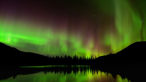 Green-aurora-borealis-at-Polygonal-Lakes-at-night-Khibiny-mountains-Kola-Peninsula-Russia.jpg