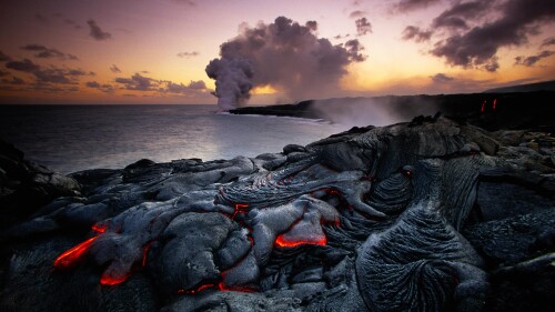 Kilauea-erupting-Volcanoes-National-Park-Hawaii-USA.jpg