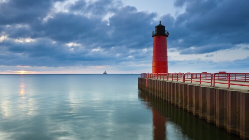 Milwaukee-Pierhead-Lighthouse-at-sunrise-Wisconsin-USA.jpg