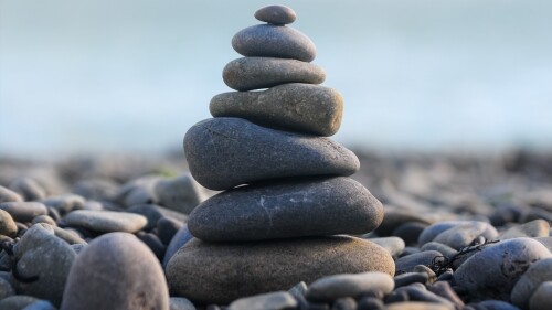 Pyramid-of-pebble-stones-stone-stack-on-pebble-beach.jpg