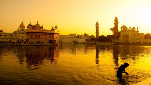 Sunset-at-Golden-Temple-in-Amritsar-India.jpg