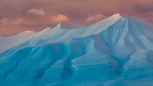 Sunset-light-on-Helvetiafjellet-at-Adventdalen-Svalbard-Norway.jpg