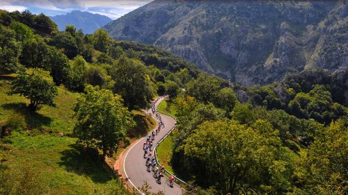 The-La-Vuelta-peloton-crossing-the-Sabero-valley-in-2014-Leon.jpg