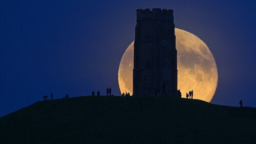 The-moon-rises-over-Glastonbury-Tor-England.jpg